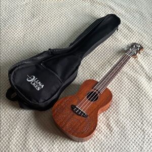 Luna Ukes Ukulele Model# UKE TC MAH -16152419913 Like New Black Carrying Case.